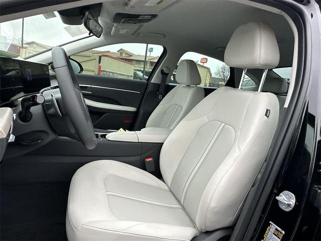 Photo of 2025 Black Hyundai SONATA Hybrid