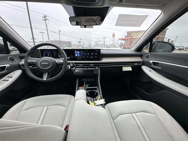 Photo of 2025 Black Hyundai SONATA Hybrid