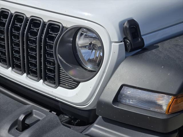 Photo of 2025 Bright White Clearcoat Jeep Wrangler