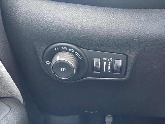 Photo of 2025 Silver Zynith Metallic Clearcoat Jeep Compass