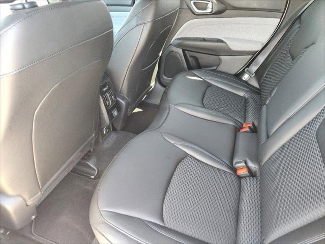 Photo of 2025 Silver Zynith Metallic Clearcoat Jeep Compass