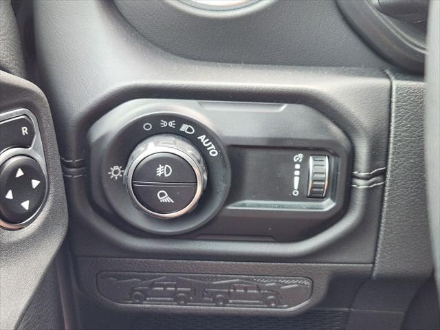 Photo of 2025 Bright White Clearcoat Jeep Gladiator