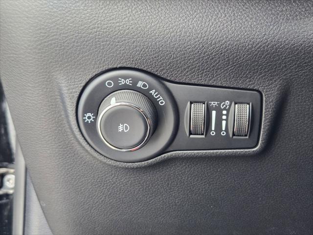 Photo of 2025 Diamond Black Crystal Pearlcoat Jeep Compass
