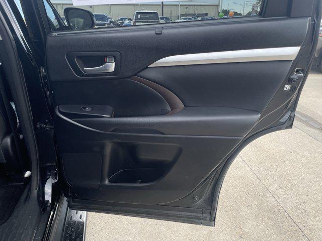 Photo of 2015 Attitude Black Metallic Toyota Highlander
