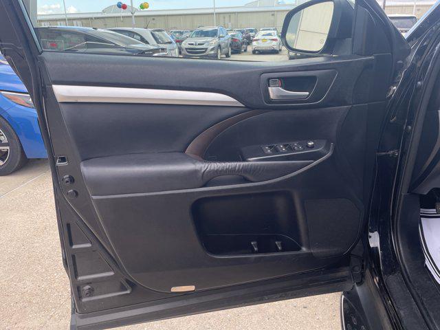 Photo of 2015 Attitude Black Metallic Toyota Highlander