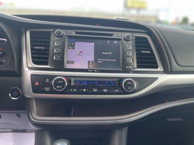 Photo of 2015 Attitude Black Metallic Toyota Highlander