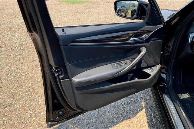 Photo of 2019 Black Sapphire Metallic BMW 540