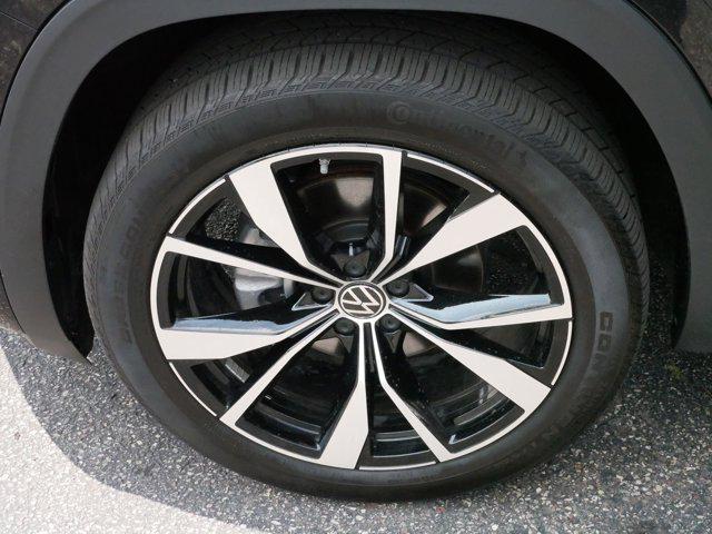 Photo of 2024 Deep Black Pearl Volkswagen Atlas Cross Sport