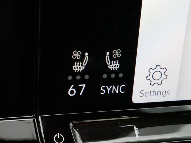 Photo of 2024 Opal White Pearl Volkswagen Atlas