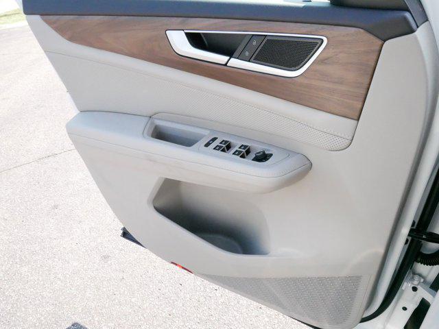 Photo of 2024 Pure White Volkswagen Atlas