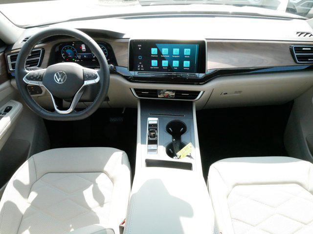 Photo of 2024 Pure White Volkswagen Atlas