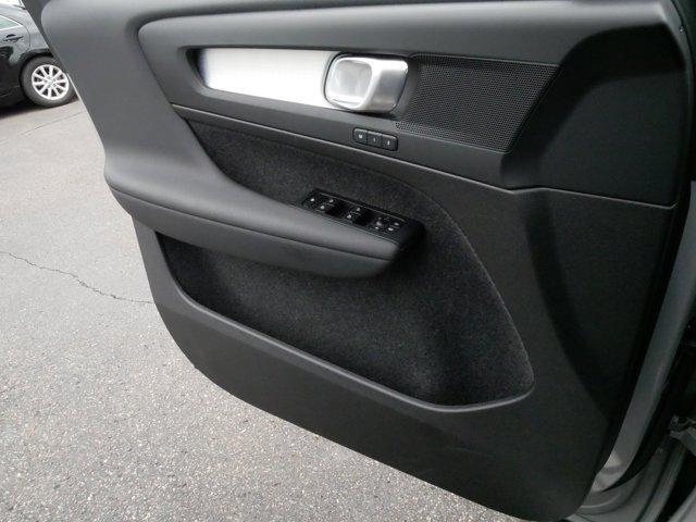 Photo of 2025 Silver Dawn Metallic Volvo XC40