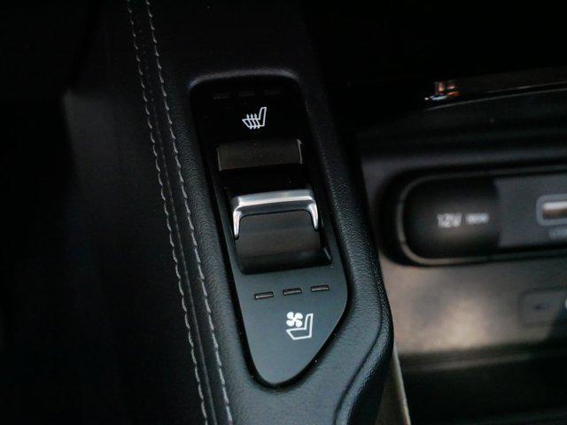Photo of 2022 Glacial White Pearl Kia Telluride