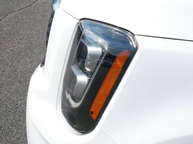Photo of 2022 Glacial White Pearl Kia Telluride