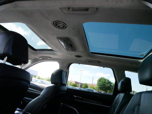 Photo of 2022 Glacial White Pearl Kia Telluride