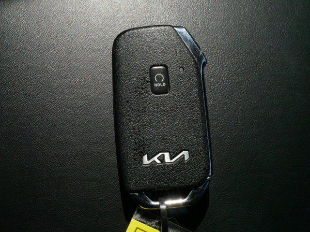 Photo of 2022 Glacial White Pearl Kia Telluride