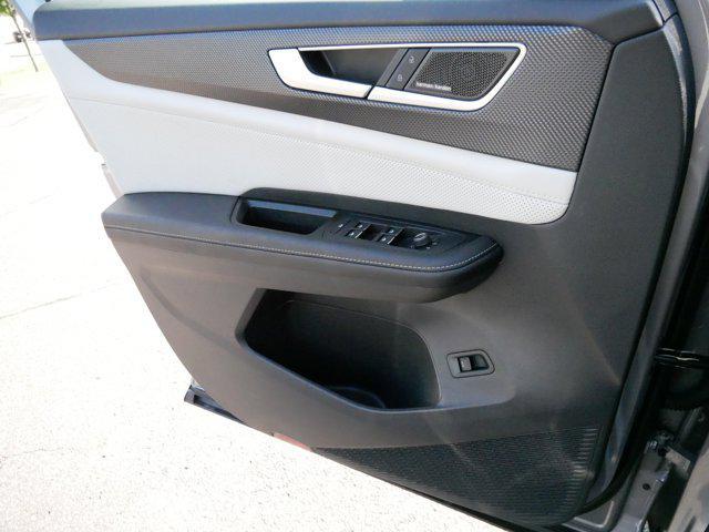 Photo of 2024 Silver Mist Metallic Volkswagen Atlas Cross Sport