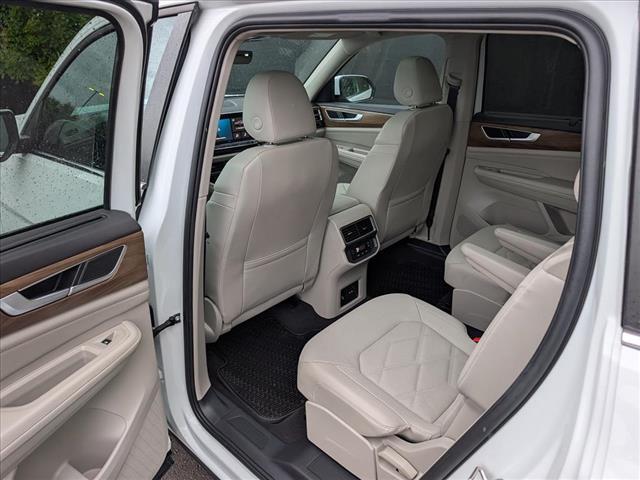 Photo of 2024 Pure White Volkswagen Atlas