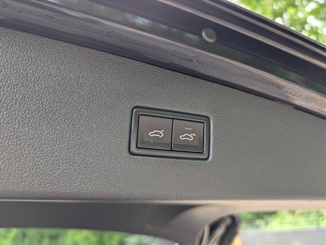 Photo of 2018 Deep Black Pearl Effect Volkswagen Tiguan