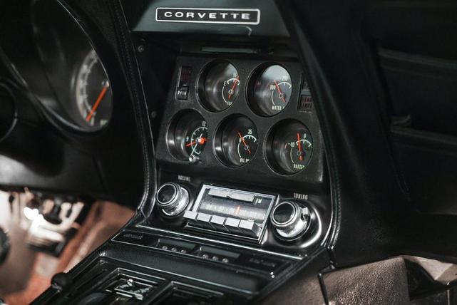 Photo of 1971 White Chevrolet Corvette