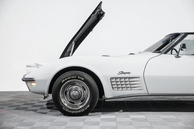 Photo of 1971 White Chevrolet Corvette