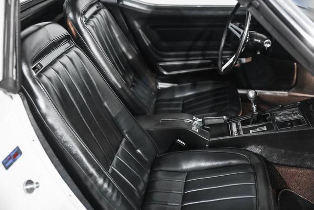 Photo of 1971 White Chevrolet Corvette