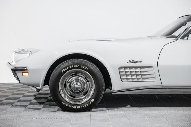 Photo of 1971 White Chevrolet Corvette