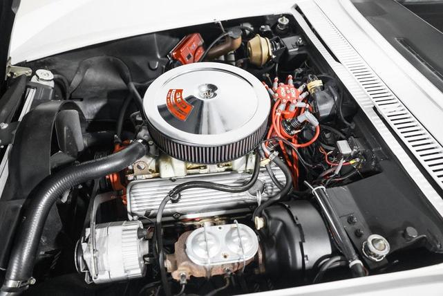 Photo of 1971 White Chevrolet Corvette
