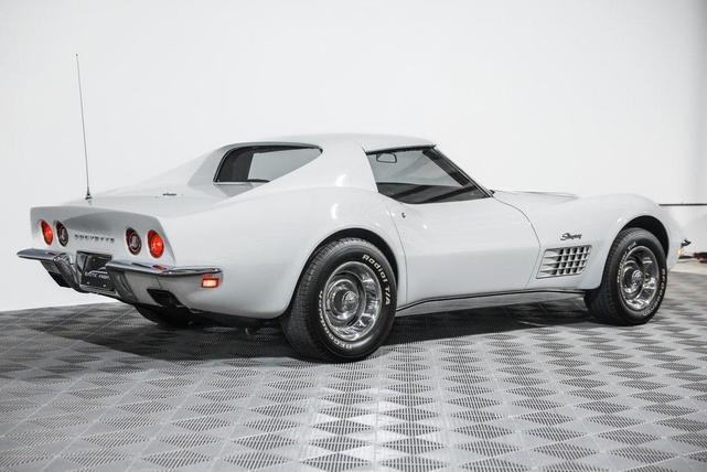 Photo of 1971 White Chevrolet Corvette