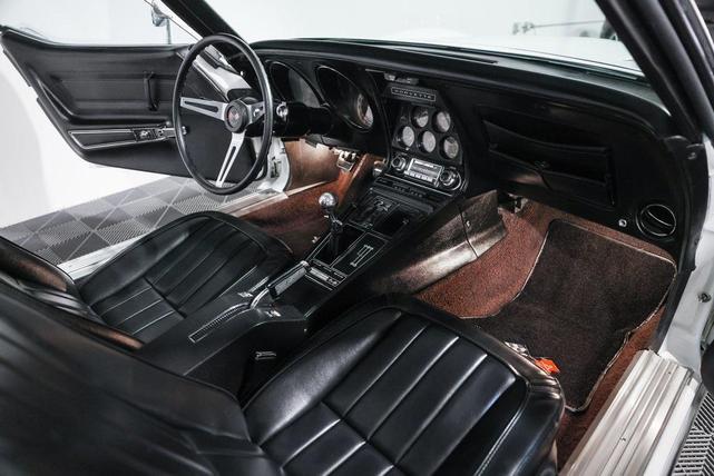 Photo of 1971 White Chevrolet Corvette