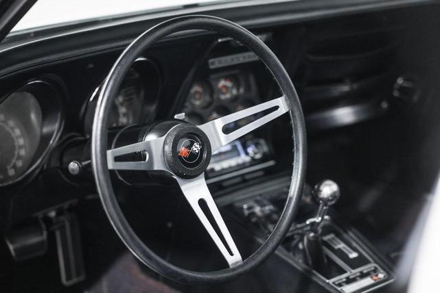 Photo of 1971 White Chevrolet Corvette