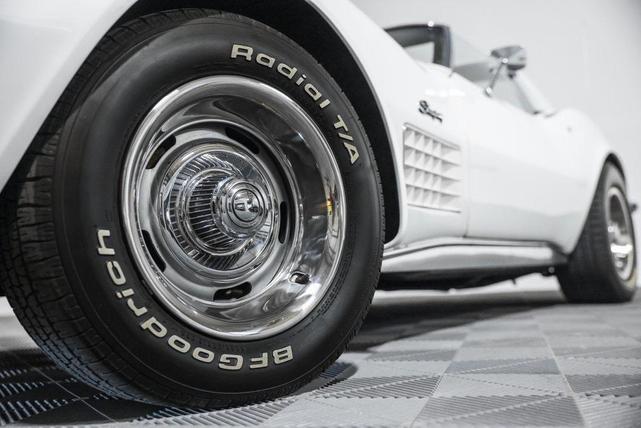 Photo of 1971 White Chevrolet Corvette