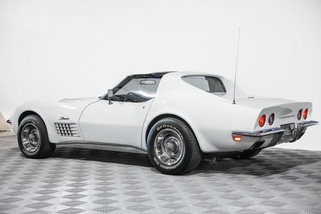 Photo of 1971 White Chevrolet Corvette