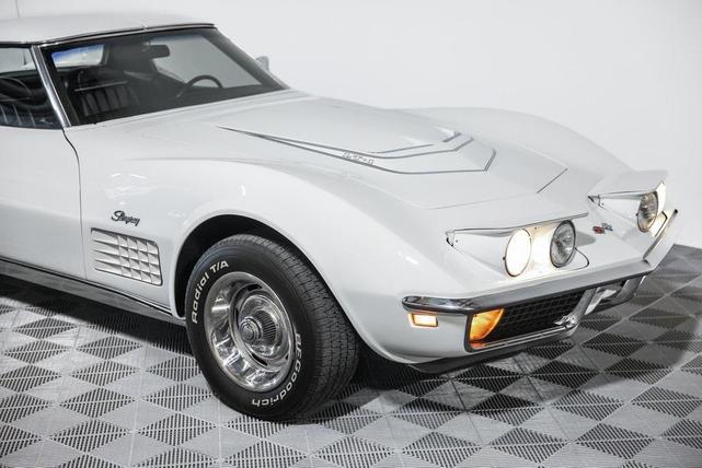 Photo of 1971 White Chevrolet Corvette