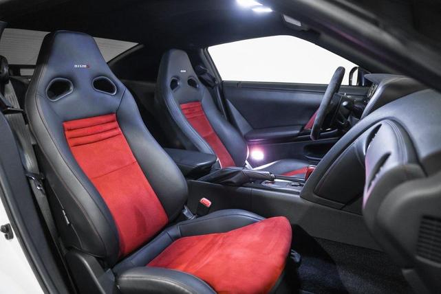Photo of 2016 Pearl White Nissan GT-R