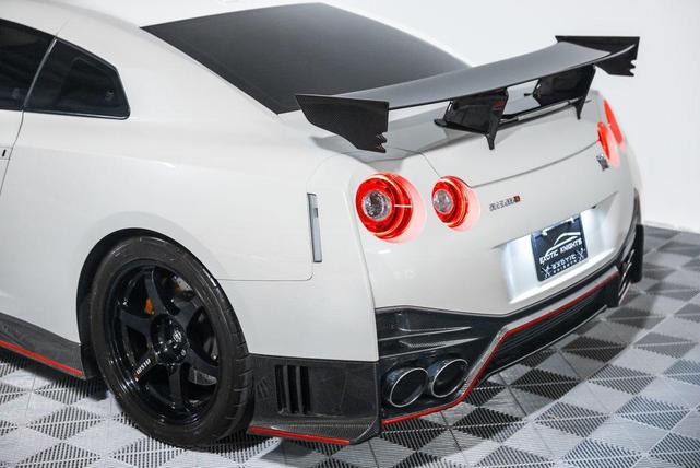 Photo of 2016 Pearl White Nissan GT-R