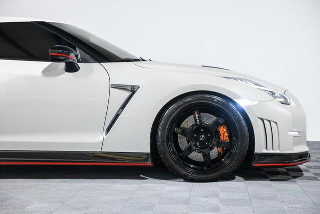 Photo of 2016 Pearl White Nissan GT-R