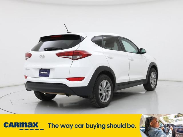 Photo of 2017 White Hyundai TUCSON
