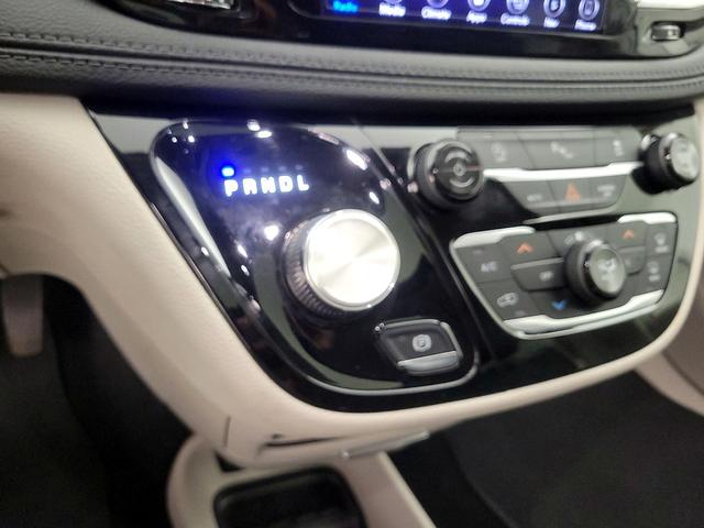 Photo of 2018 White Chrysler Pacifica