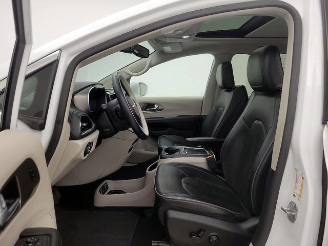 Photo of 2018 White Chrysler Pacifica