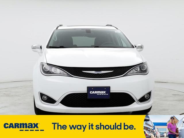 Photo of 2018 White Chrysler Pacifica