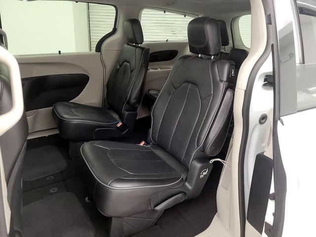 Photo of 2018 White Chrysler Pacifica