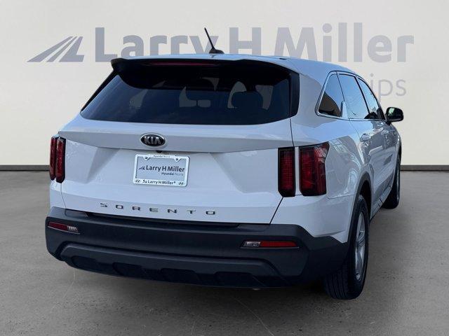 Photo of 2021 Glacial White Pearl Kia Sorento