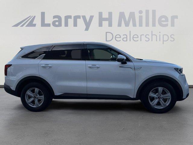 Photo of 2021 Glacial White Pearl Kia Sorento
