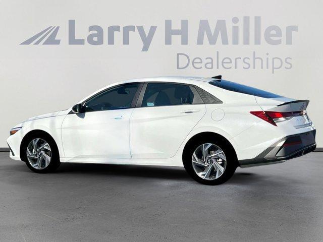 Photo of 2025 White Hyundai ELANTRA