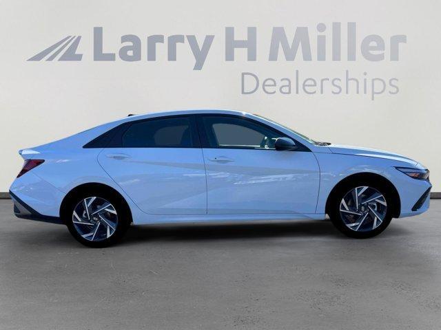 Photo of 2025 White Hyundai ELANTRA