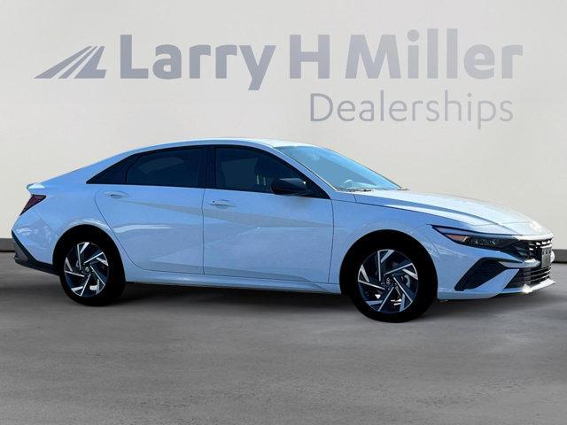 Photo of 2025 White Hyundai ELANTRA