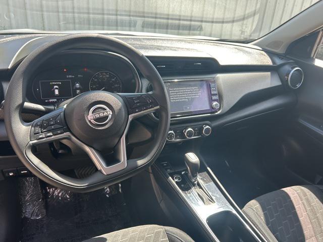 Photo of 2024 Gun Metallic Nissan Kicks