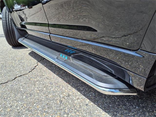 Photo of 2021 Diamond Black Crystal Pearlcoat Jeep Grand Cherokee L