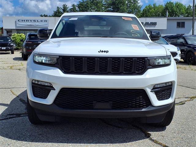Photo of 2023 Bright White Clearcoat Jeep Grand Cherokee